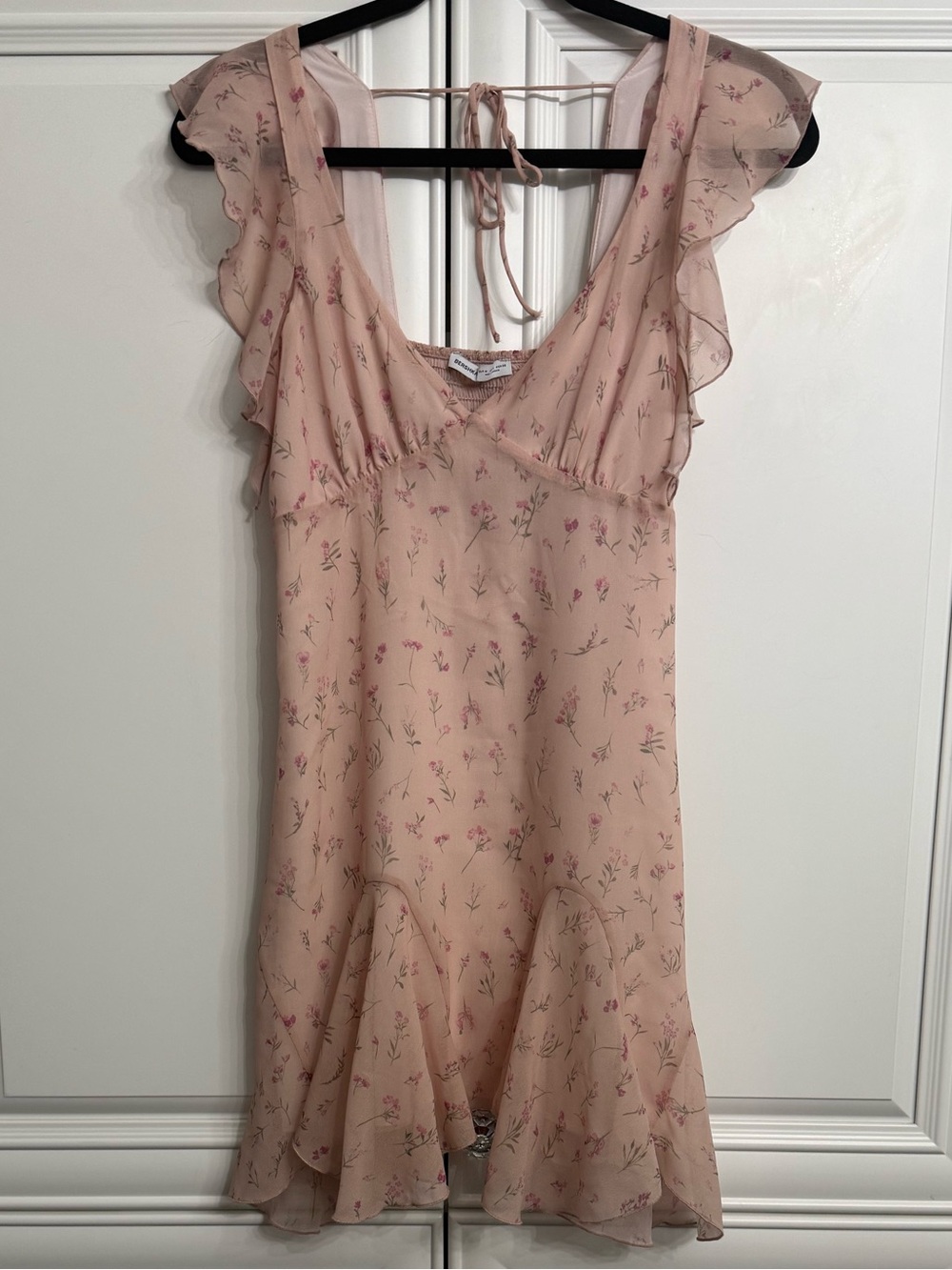 Bershka Size Medium Mini Summer Dress in Blush Pink Floral Ruffle V-Neck Chiffon